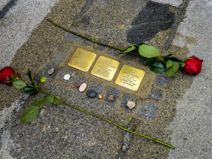 Oběti holokaustu připomíná dalších 30 kamenů zmizelých, vypráví příběhy plzeňských Židů