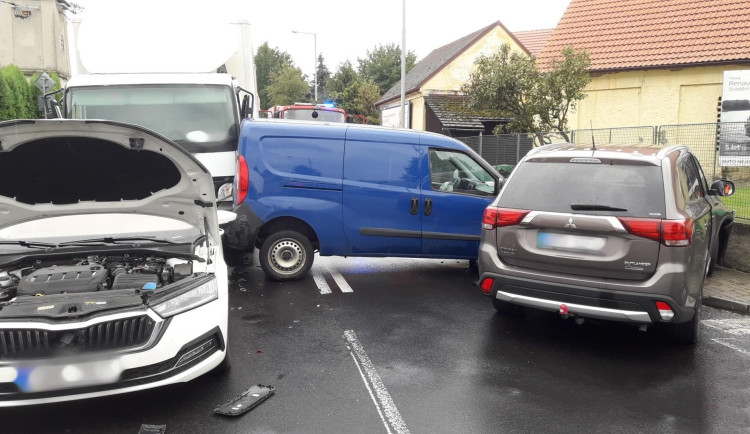 Hromadná nehoda pěti vozidel na silnici I/27, srazily se tam čtyři osobáky a jeden náklaďák
