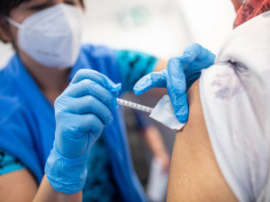 Fakultní nemocnice začala očkovat proti covid-19 modifikovanou vakcínou