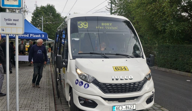 Městskou dopravu v úzkých uličkách na Výsluní bude po dvou letech zajišťovat větší autobus