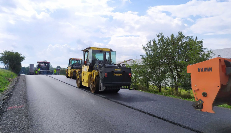 Oprava silnice I/22 u Zavlekova je u konce a motoristé se zase mohou těšit na provoz bez omezení