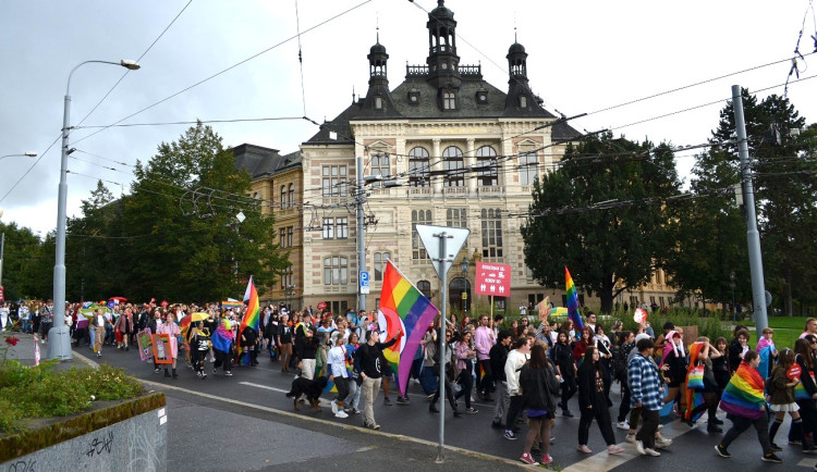FOTO: Plzní prošel duhový průvod hrdosti, podle organizátorů mají Plzeňané stále velké předsudky