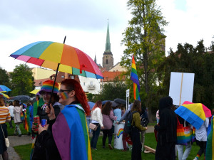 FOTO: Plzní prošel duhový průvod hrdosti, podle organizátorů mají Plzeňané stále velké předsudky vůči homosexuálům