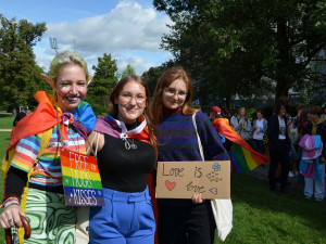 FOTO: Plzní prošel duhový průvod hrdosti, podle organizátorů mají Plzeňané stále velké předsudky vůči homosexuálům