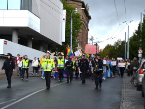 FOTO: Plzní prošel duhový průvod hrdosti, podle organizátorů mají Plzeňané stále velké předsudky