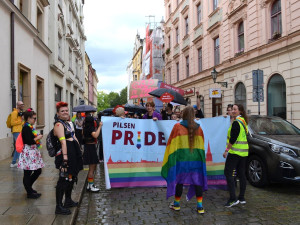 FOTO: Plzní prošel duhový průvod hrdosti, podle organizátorů mají Plzeňané stále velké předsudky