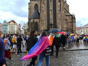 FOTO: Plzní prošel duhový průvod hrdosti, podle organizátorů mají Plzeňané stále velké předsudky