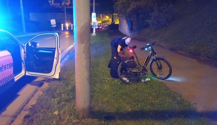 Opilému cyklistovi se do cesty připletl sloup, rozbil si o něj hlavu