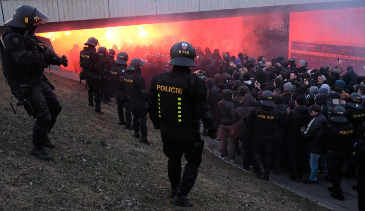 Policie v Plzni umí zvládnout i hodně problémové zahraniční fanoušky