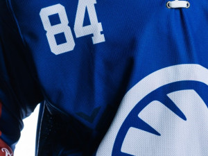 Indiáni z Plzně představili nové dresy pro extraligovou sezónu, doma budou hrát v bílé sadě