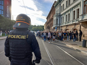 FOTO: Centrem Plzně prošli italští fanoušci Interu Milán pod dohledem policejních těžkooděnců