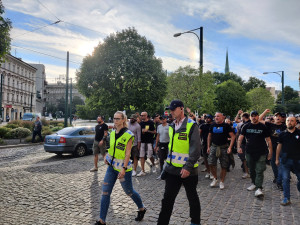 FOTO: Centrem Plzně prošli italští fanoušci Interu Milán pod dohledem policejních těžkooděnců