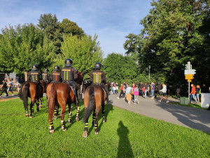 FOTO: Centrem Plzně prošli italští fanoušci Interu Milán pod dohledem policejních těžkooděnců