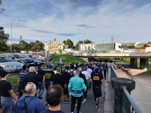 FOTO: Centrem Plzně prošli italští fanoušci Interu Milán pod dohledem policejních těžkooděnců
