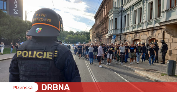 FOTO: I tifosi italiani dell’Inter camminano per il centro di Pilsen sotto la sorveglianza della polizia |  Notizie |  Pettegolezzo di Pilsen
