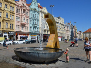 Kontroverzní plzeňské kašny měly původně zdobit básně, jejich autor je bude na místě recitovat