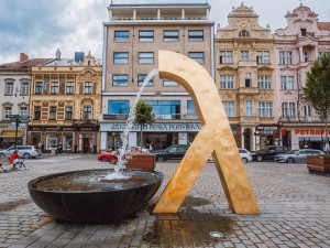 Kontroverzní plzeňské kašny měly původně zdobit básně, jejich autor je bude na místě recitovat