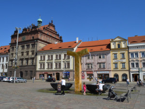 Kontroverzní plzeňské kašny měly původně zdobit básně, jejich autor je bude na místě recitovat
