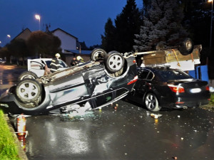 Po hrozivém střetu tří vozidel přistálo jedno z nich převrácené na střechu i s připojeným vozíkem