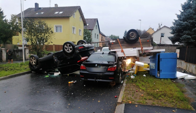 Po hrozivém střetu tří vozidel přistálo jedno z nich převrácené na střechu i s připojeným vozíkem
