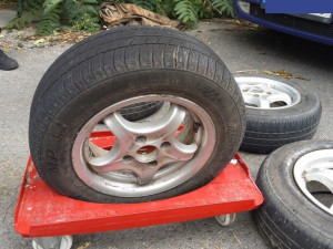 Zloděj utíkal po ulici s vozíkem naloženým pneumatikami, policistům naservíroval hromadu výmluv