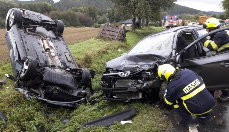 Dva osobní automobily se střetly na silnici poblíž Rabí na Klatovsku