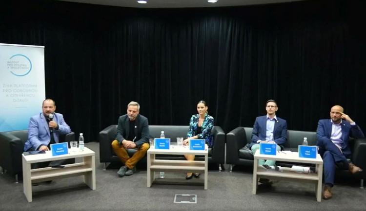 Zleva moderátor Jonáš Novotný, Pavel Bosák, Lucie Kantorová, Pavel Kotas a Aleš Tolar