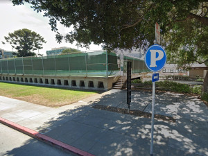 Tenisové kurty s polo-zahloubeným parkovištěm. San Mateo, USA