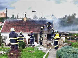 Hasiči likvidovali požár rodinného domu, příčinou byla závada na elektrickém rozvaděči