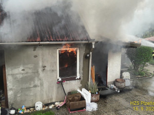 Hasiči likvidovali požár rodinného domu, příčinou byla závada na elektrickém rozvaděči