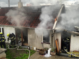 Hasiči likvidovali požár rodinného domu, příčinou byla závada na elektrickém rozvaděči