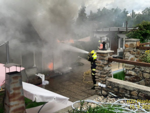 Hasiči likvidovali požár rodinného domu, příčinou byla závada na elektrickém rozvaděči