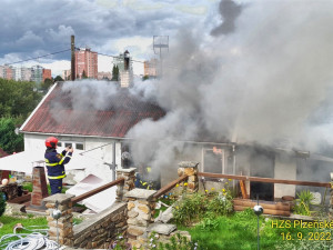 Hasiči likvidovali požár rodinného domu, příčinou byla závada na elektrickém rozvaděči