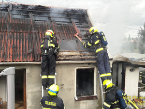 Hasiči likvidovali požár rodinného domu, příčinou byla závada na elektrickém rozvaděči