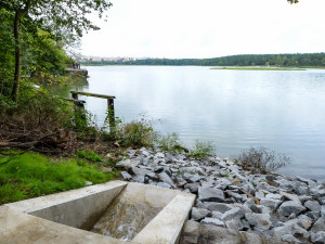 Tímto otvorem proudí voda z Berounky přes čističku do Boleváku