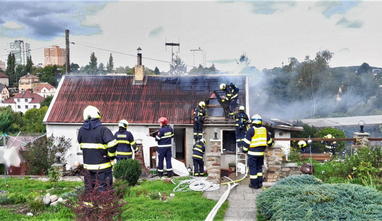Hasiči likvidovali požár rodinného domu, příčinou byla závada na elektrickém rozvaděči