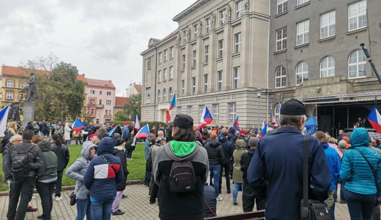 Proti vládě premiéra Petra Fialy protestovalo v Plzni asi 250 osob, požadovali její demisi