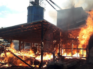 Hasiči likvidovali ve známé šumavské obci požár v průmyslovém objektu, škoda je za šest milionů