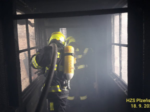 Hasiči likvidují ve známé šumavské obci požár v průmyslovém objektu, škoda přesáhne jeden milion