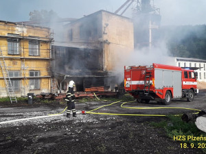 Hasiči likvidují ve známé šumavské obci požár v průmyslovém objektu, škoda přesáhne jeden milion