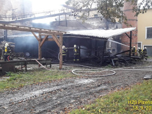 Hasiči likvidují ve známé šumavské obci požár v průmyslovém objektu, škoda přesáhne jeden milion