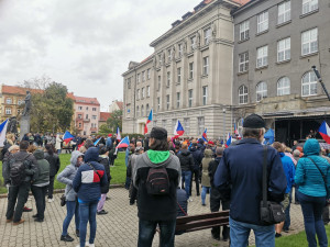 Proti vládě premiéra Petra Fialy protestovalo v Plzni asi 250 osob, požadovali její demisi