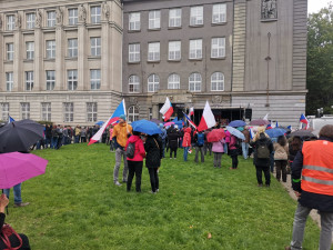 Proti vládě premiéra Petra Fialy protestovalo v Plzni asi 250 osob, požadovali její demisi