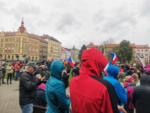 Proti vládě premiéra Petra Fialy protestovalo v Plzni asi 250 osob, požadovali její demisi