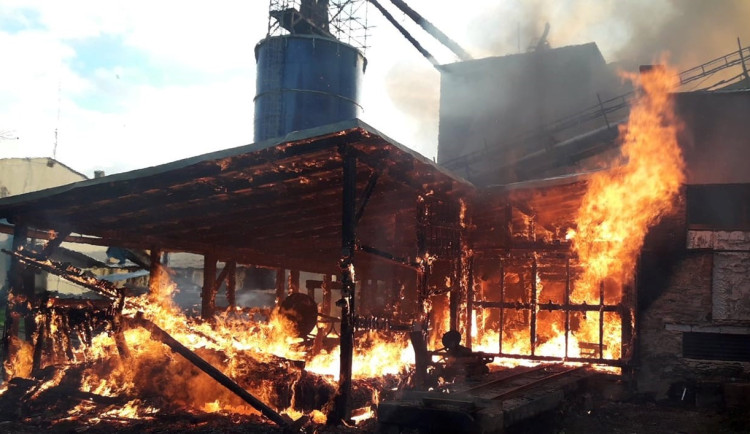 Hasiči likvidují ve známé šumavské obci požár v průmyslovém objektu, škoda přesáhne jeden milion