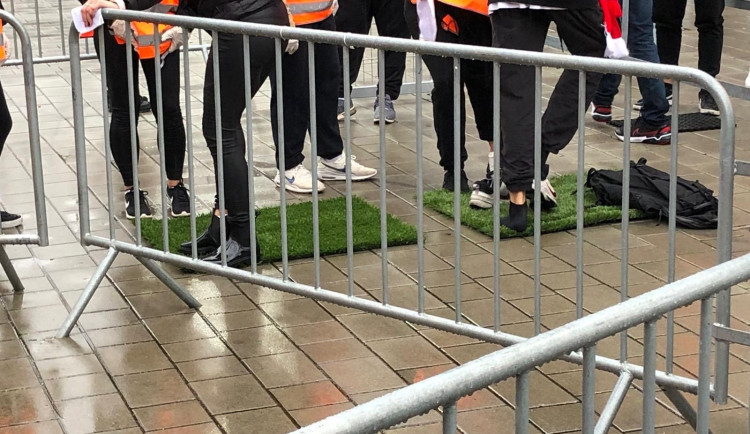 Slavie si stěžuje na potupné kontroly svých fanoušků spojené s vyzouváním bot v dešti a zimě před utkáním v Plzni