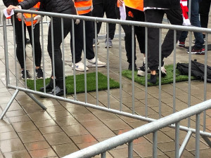 Slavie si stěžuje na potupné kontroly svých fanoušků spojené s vyzouváním bot v dešti a zimě před utkáním v Plzni
