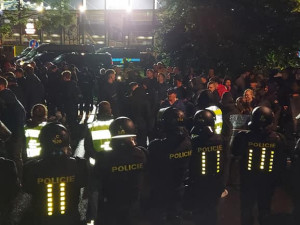 Policejní těžkooděnci před stadionem