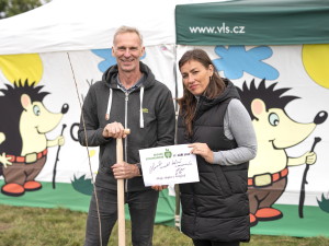 Tisíce dobrovolníků se zapojily do sázení ovocné aleje na Padrťské pláni, neodradil je ani vytrvalý déšť