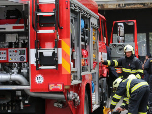 V areálu soukromé firmy došlo k úniku 1000 litrů maziva, událost řeší hasiči i vodárna